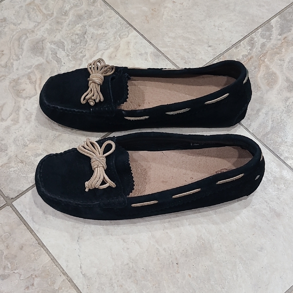 UGG Women's Black Moccasins with Tan Bow - Picture 3 of 9